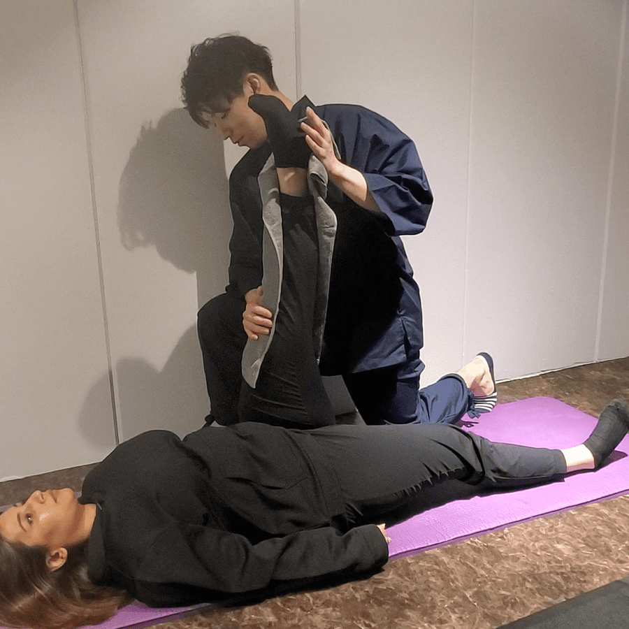 一人ひとりの体力に合わせたストレッチ指導の様子